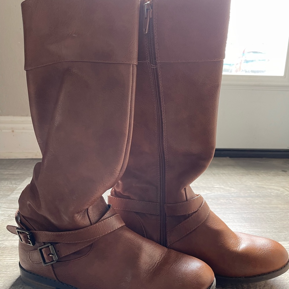 Girls size 5 brown boots, worn a handful of times. Like new!